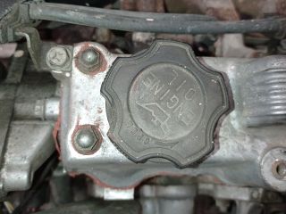 bontott SUZUKI SWIFT II Olajbeöntő Sapka