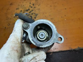 bontott SUZUKI SWIFT II Termosztátház