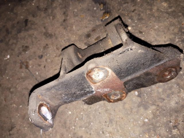 bontott SUZUKI SWIFT II Generátor Tartó Bak