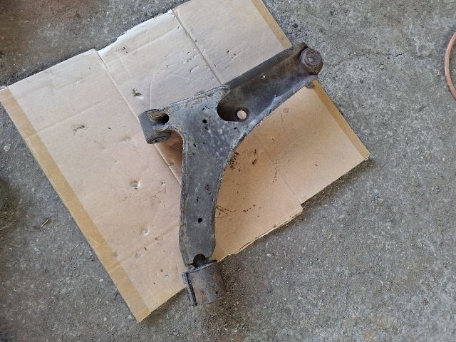 bontott SUZUKI SWIFT II Bal első Lengőkar