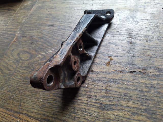 bontott SUZUKI SWIFT II Motor Tartó Bak (Fém)