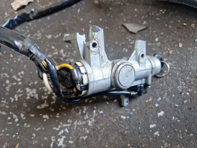 bontott SUZUKI SWIFT II Gyújtáskapcsoló Házzal