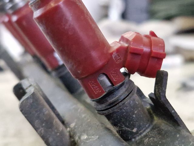 bontott SUZUKI SWIFT II Porlasztó Sor / Híd