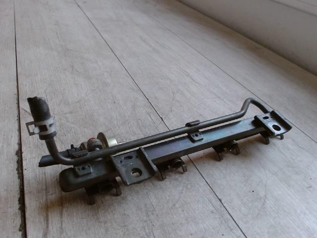 bontott SUZUKI SWIFT II Porlasztó Sor / Híd