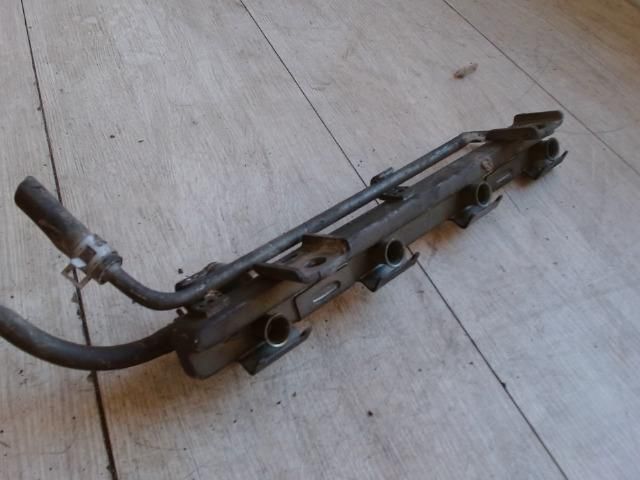 bontott SUZUKI SWIFT II Porlasztó Sor / Híd