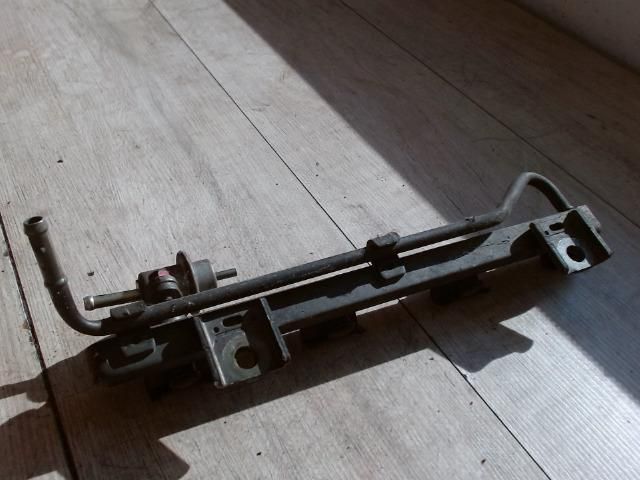 bontott SUZUKI SWIFT II Porlasztó Sor / Híd