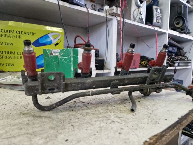 bontott SUZUKI SWIFT II Porlasztó Sor / Híd