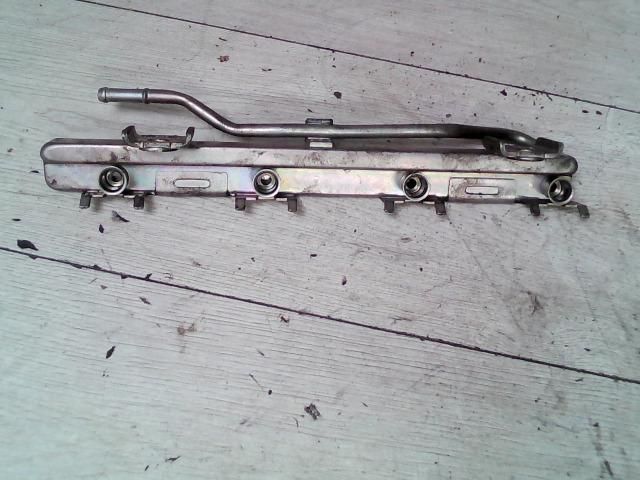 bontott SUZUKI SWIFT II Porlasztó Sor / Híd