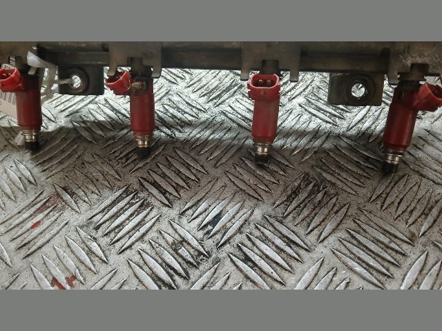 bontott SUZUKI SWIFT II Porlasztó Sor / Híd