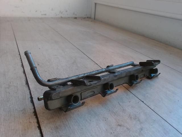 bontott SUZUKI SWIFT II Porlasztó Sor / Híd