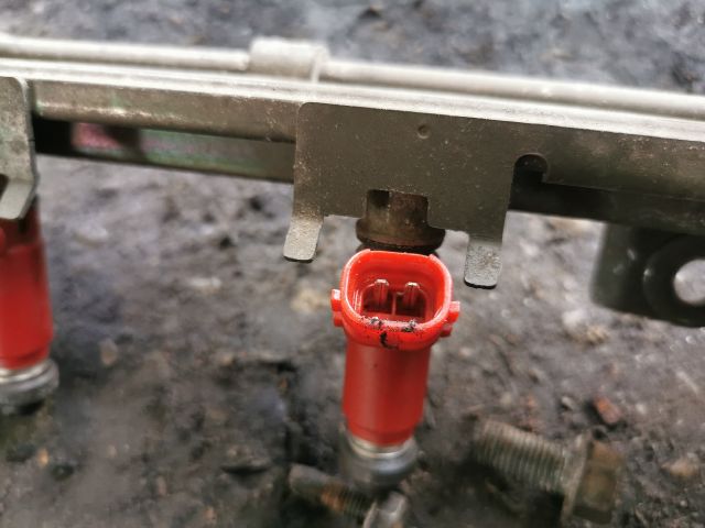 bontott SUZUKI SWIFT II Porlasztó Sor / Híd