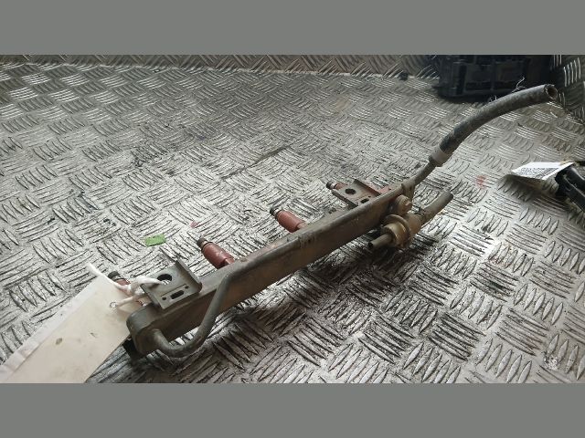 bontott SUZUKI SWIFT II Porlasztó Sor / Híd