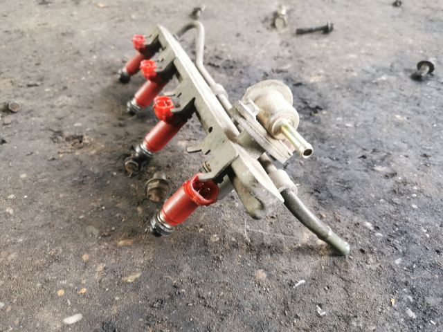 bontott SUZUKI SWIFT II Porlasztó Sor / Híd