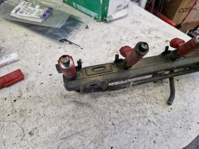 bontott SUZUKI SWIFT II Porlasztó Sor / Híd