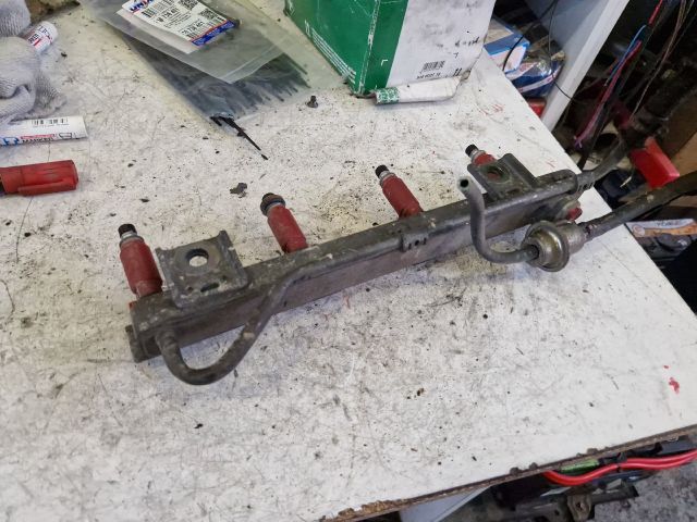 bontott SUZUKI SWIFT II Porlasztó Sor / Híd