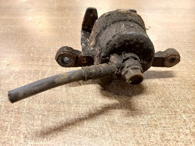 bontott SUZUKI SWIFT II Jobb első Féknyereg Munkahengerrel