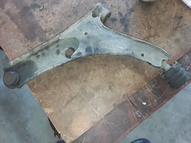 bontott SUZUKI SWIFT II Jobb első Lengőkar