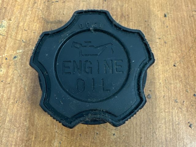 bontott SUZUKI SWIFT II Olajbeöntő Sapka