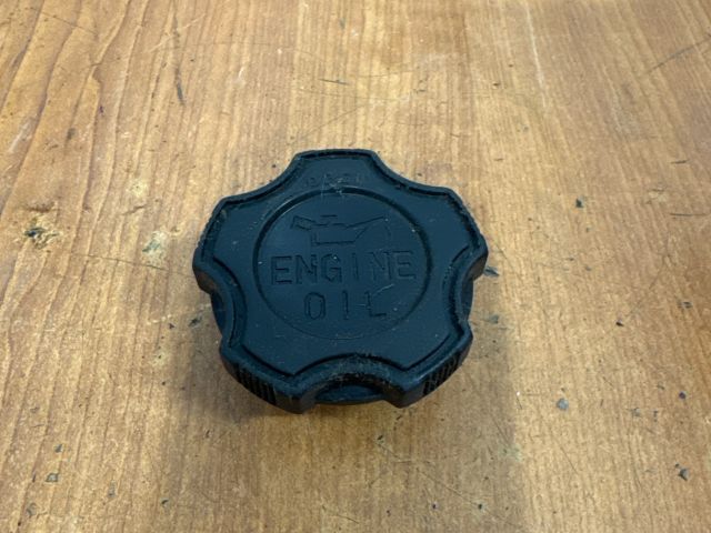 bontott SUZUKI SWIFT II Olajbeöntő Sapka