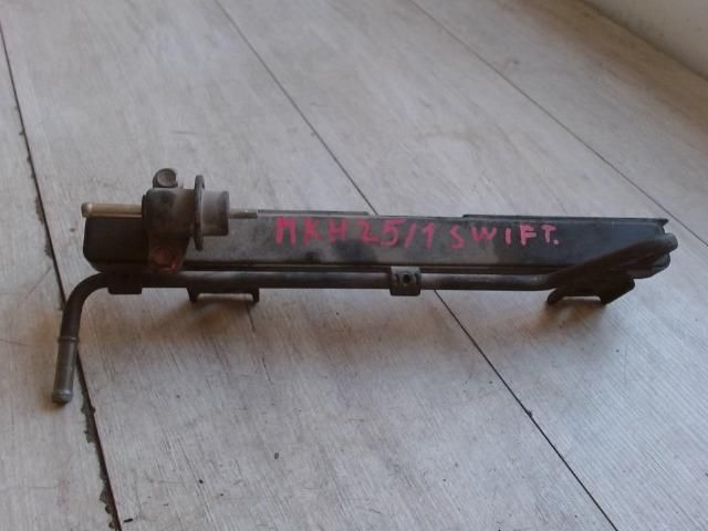 bontott SUZUKI SWIFT II Porlasztó Sor / Híd