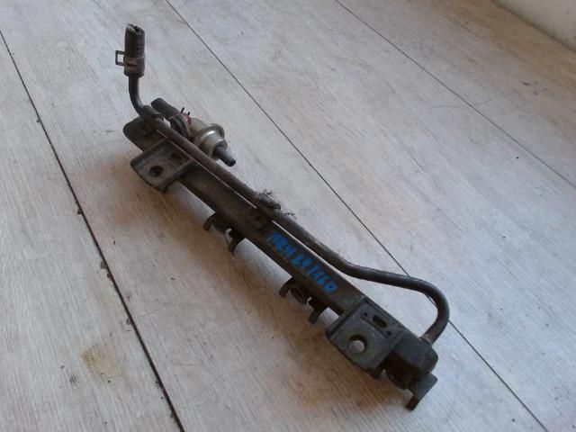 bontott SUZUKI SWIFT II Porlasztó Sor / Híd