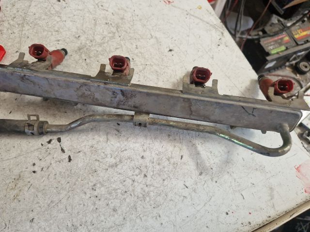 bontott SUZUKI SWIFT II Porlasztó Sor / Híd