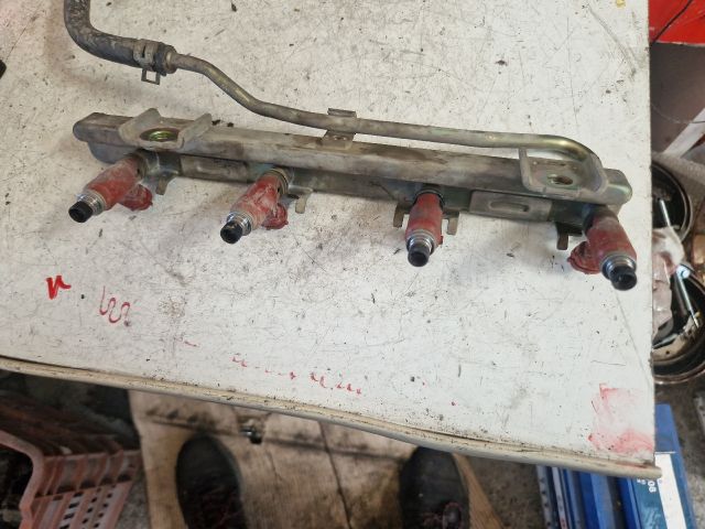 bontott SUZUKI SWIFT II Porlasztó Sor / Híd