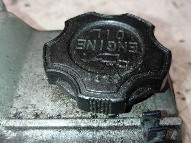 bontott SUZUKI SWIFT II Olajbeöntő Sapka