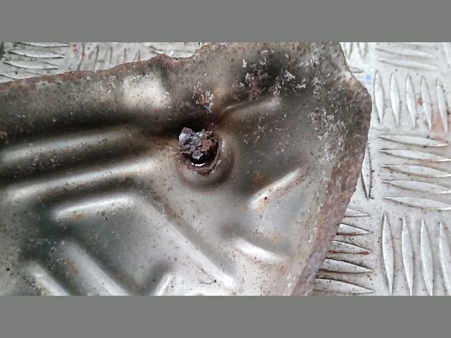 bontott SUZUKI SWIFT II Leömlő Hővédő Lemez