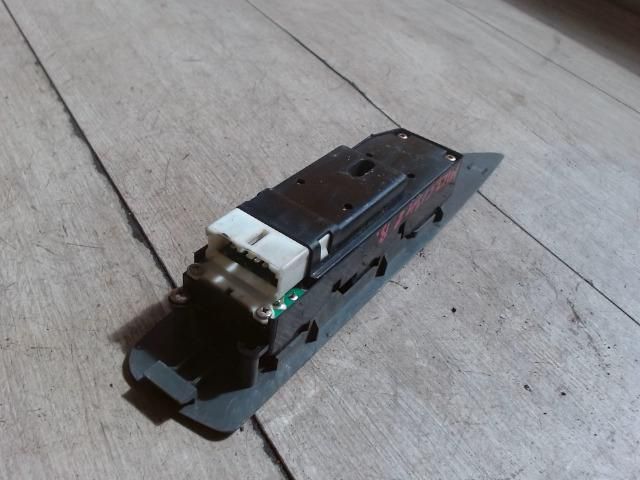 bontott SUZUKI SWIFT II Bal első Ablakemelő Kapcsoló