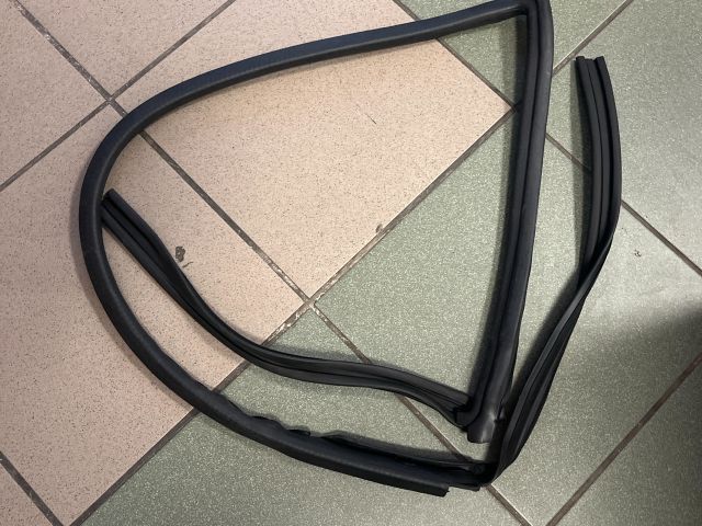 bontott SUZUKI SWIFT II Bal első Ablakvezető Gumi