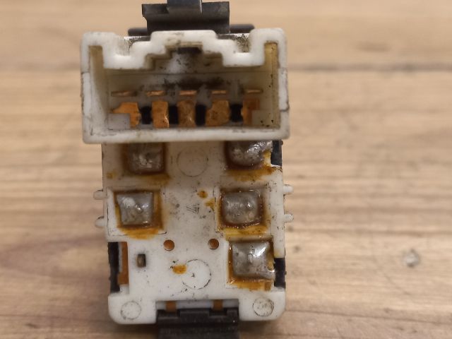 bontott SUZUKI SWIFT II Bal hátsó Ablakemelő Kapcsoló