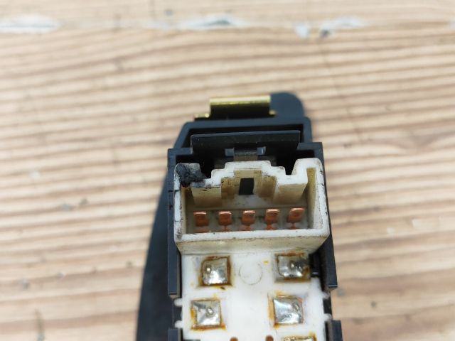 bontott SUZUKI SWIFT II Bal hátsó Ablakemelő Kapcsoló