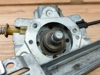 bontott SUZUKI SWIFT II Bal hátsó Ablakemelő Szerkezet (Mechanikus)