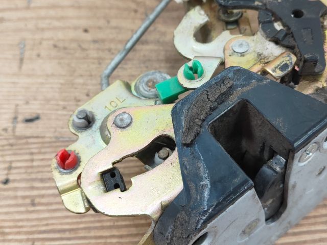 bontott SUZUKI SWIFT II Bal hátsó Ajtózár