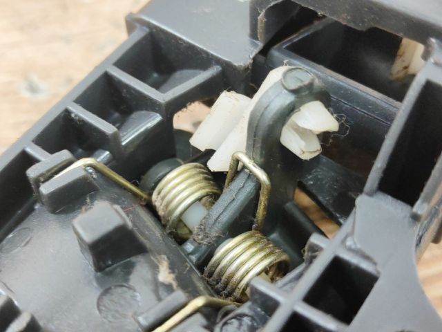 bontott SUZUKI SWIFT II Bal hátsó Belső Kilincs