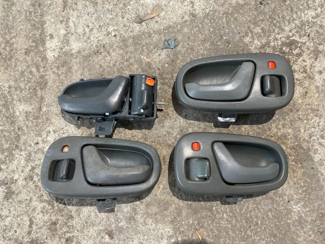 bontott SUZUKI SWIFT II Belső Kilincs Szett