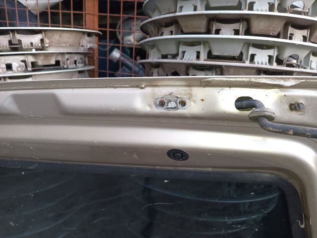 bontott SUZUKI SWIFT II Csomagtérajtó (Részeivel)