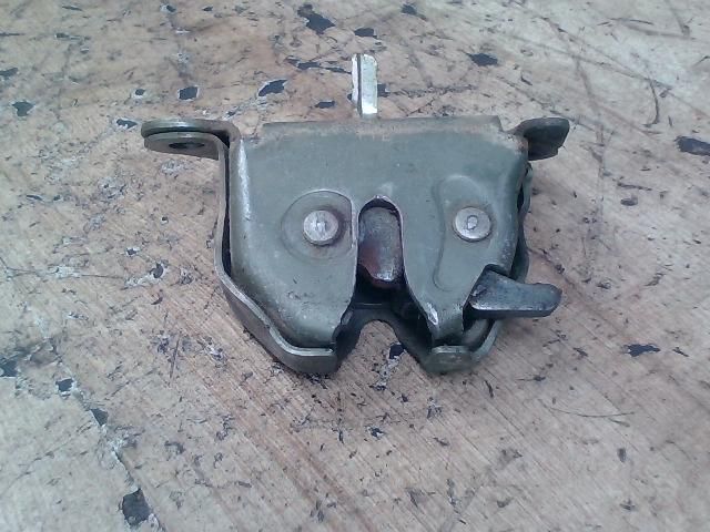 bontott SUZUKI SWIFT II Csomagtérajtó Zárszerkezet