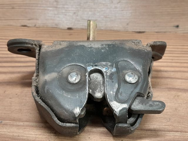 bontott SUZUKI SWIFT II Csomagtérajtó Zárszerkezet