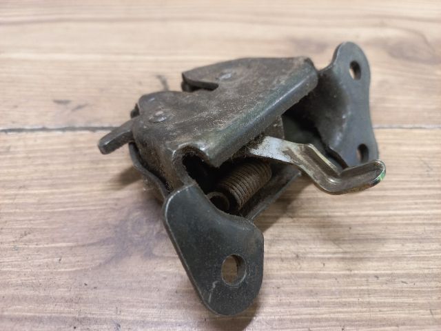 bontott SUZUKI SWIFT II Csomagtérajtó Zárszerkezet