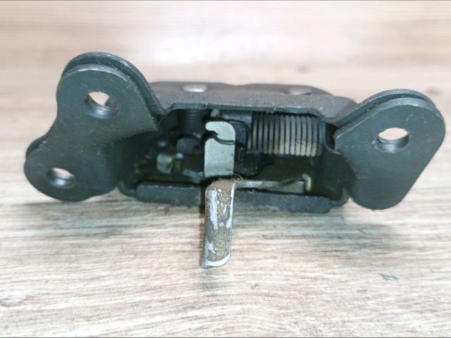 bontott SUZUKI SWIFT II Csomagtérajtó Zárszerkezet