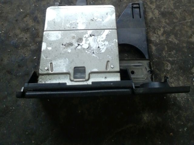 bontott SUZUKI SWIFT II Első Hamutartó