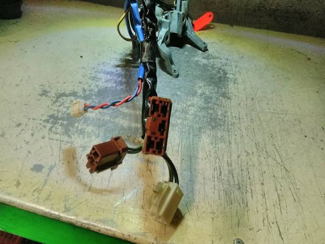 bontott SUZUKI SWIFT II Gyújtáskapcsoló Házzal