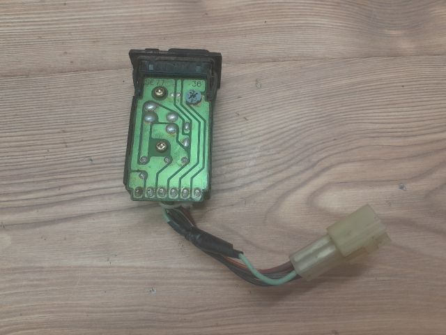 bontott SUZUKI SWIFT II Hátsó Ködzárófény Kapcsoló