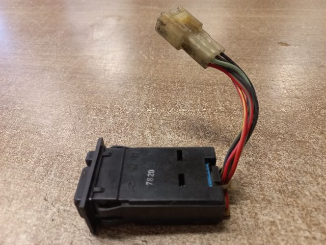 bontott SUZUKI SWIFT II Hátsó Ködzárófény Kapcsoló