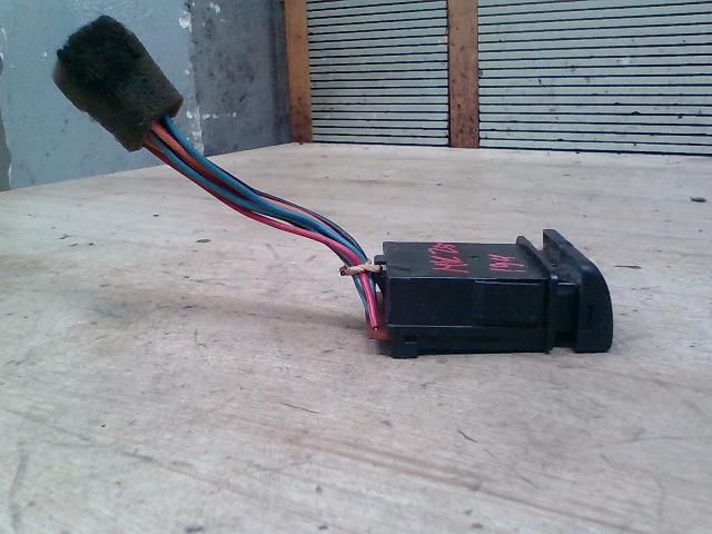 bontott SUZUKI SWIFT II Hátsó Ködzárófény Kapcsoló