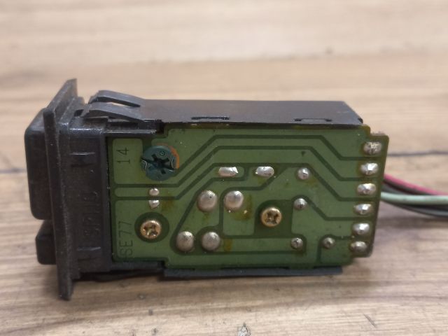 bontott SUZUKI SWIFT II Hátsó Ködzárófény Kapcsoló