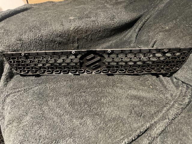 bontott SUZUKI SWIFT II Hűtőrács