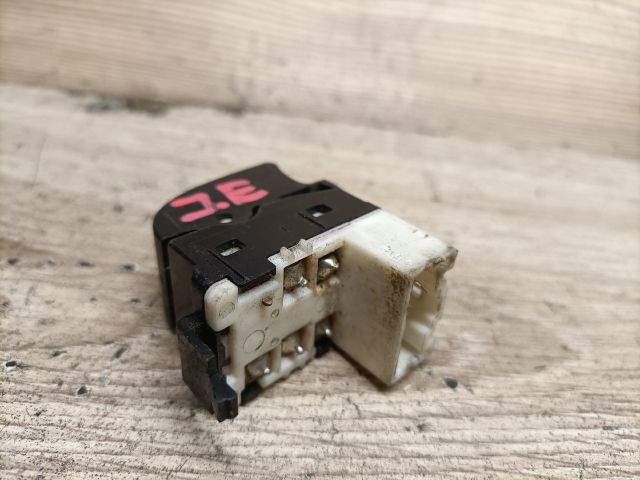 bontott SUZUKI SWIFT II Jobb első Ablakemelő Kapcsoló